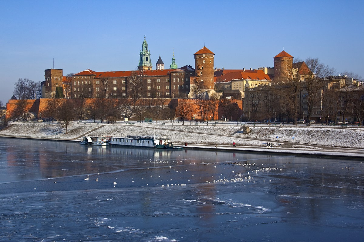 Best Time to Visit Wawel Castle: Avoiding Crowds and Rainy Days