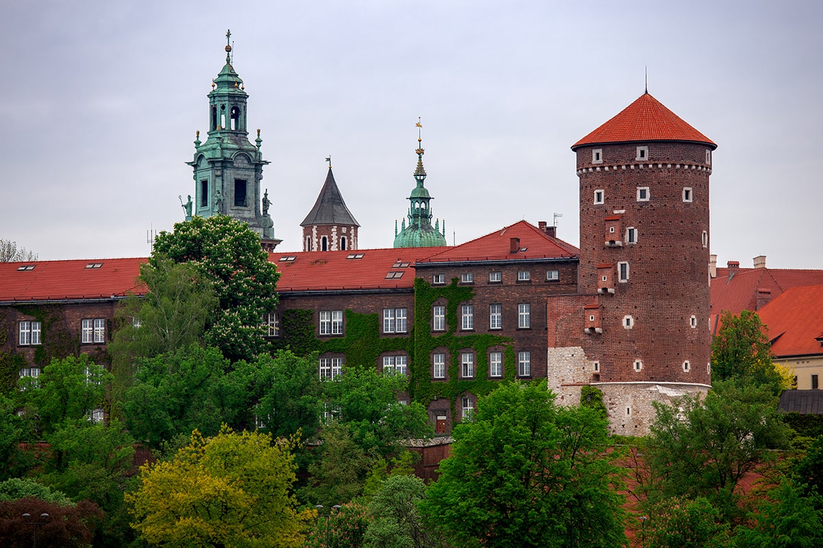 Secrets Beneath the Castle: Forgotten Tunnels and Crypts of Wawel Hill